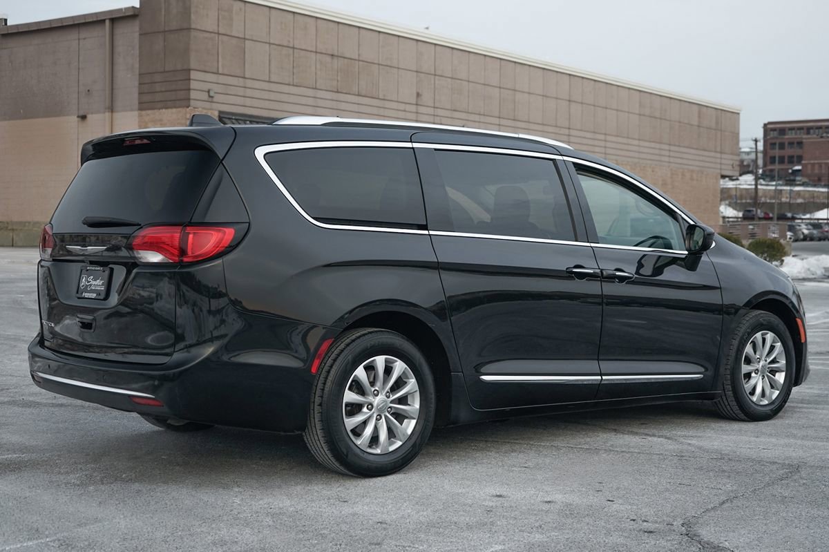 Used 2018 Chrysler Pacifica Touring-L FWD image 4
