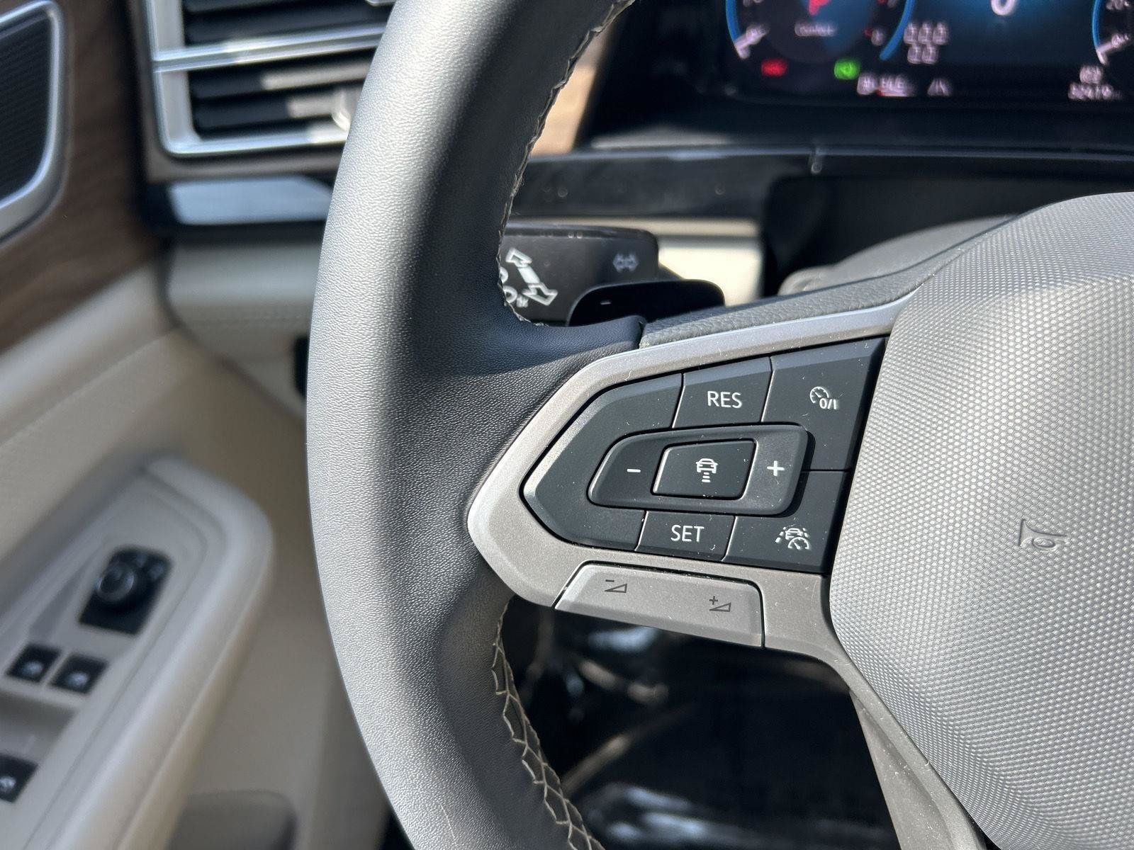 Used 2024 Volkswagen Atlas SE AWD/4WD image 32