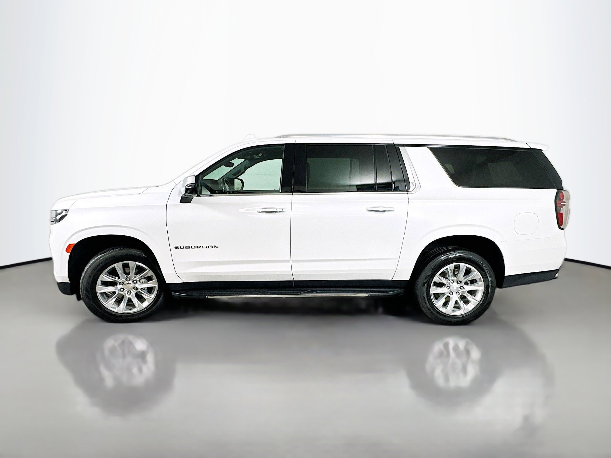 Used 2023 Chevrolet Suburban Premier image 4