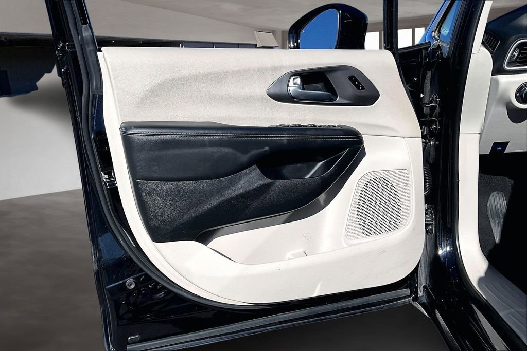 Used 2024 Chrysler Pacifica Touring-L image 20