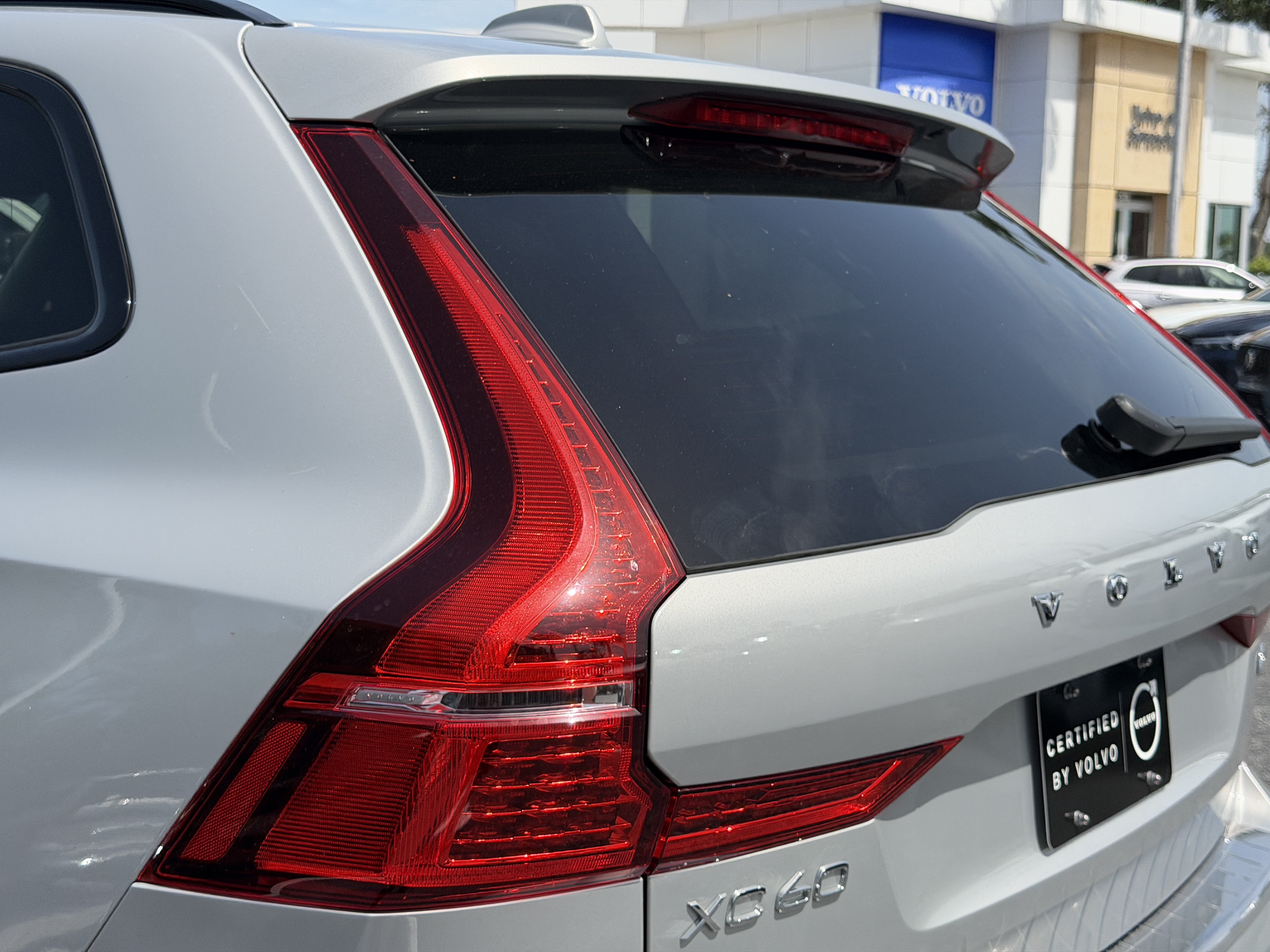 Certified 2023 Volvo XC60 B5 Ultimate w/ Climate Package FWD image 9