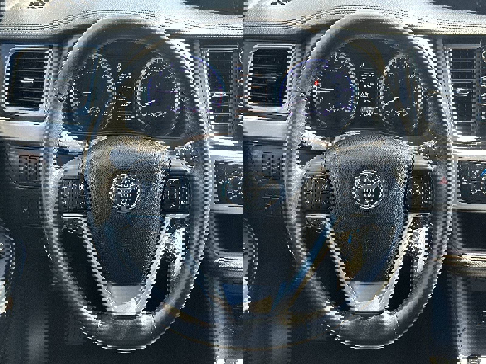 Used 2018 Toyota Highlander Plus FWD image 19