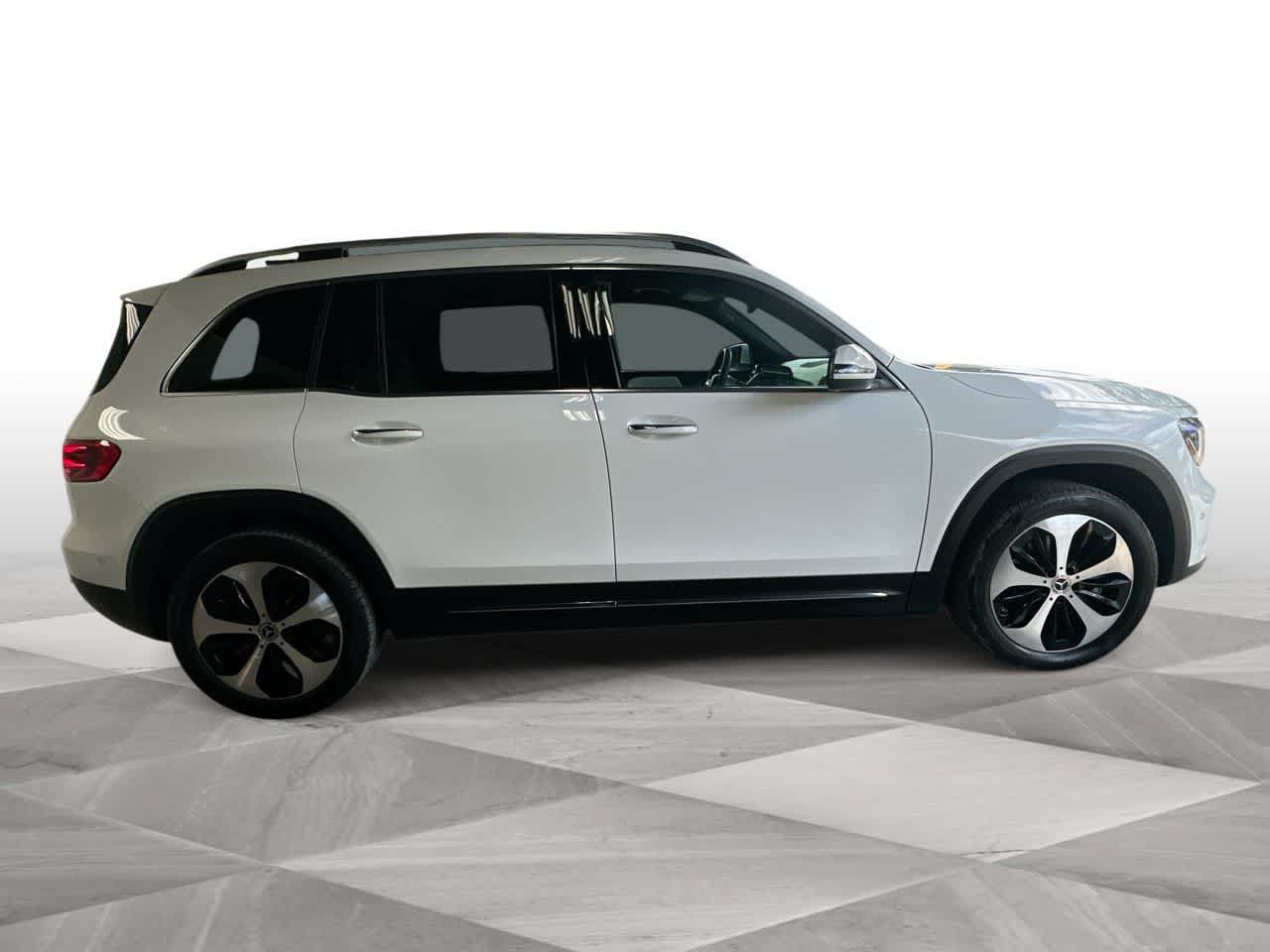 Used 2025 Mercedes-Benz GLB 250 4MATIC w/ Exclusive Package image 9