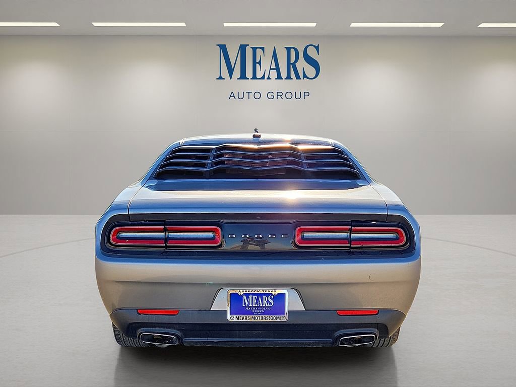 Used 2015 Dodge Challenger SXT image 4