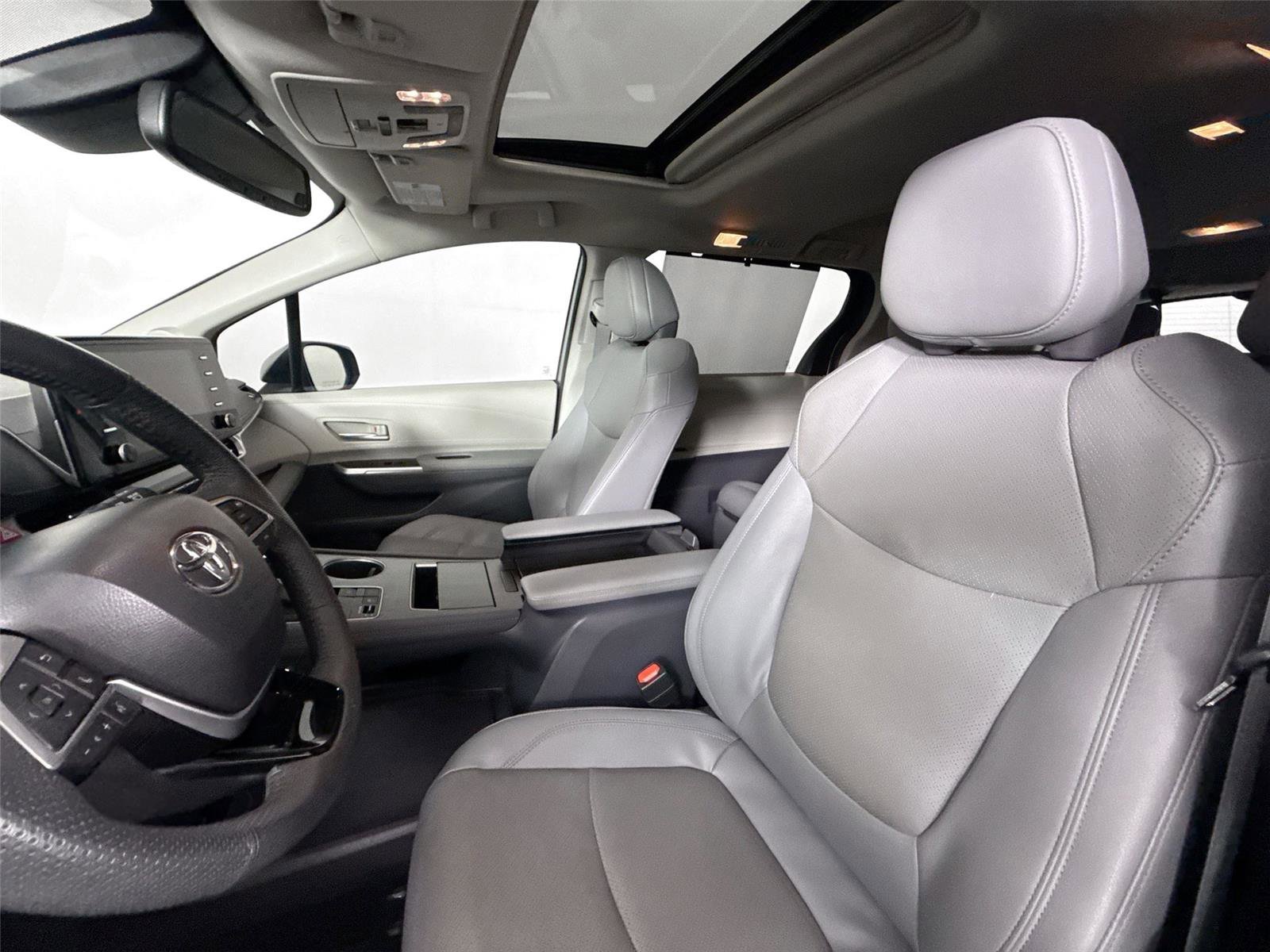 Used 2023 Toyota Sienna Limited FWD image 3