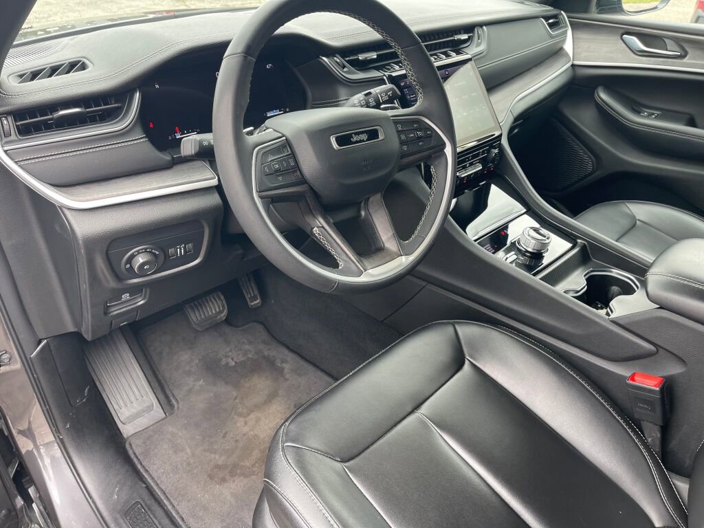 Used 2024 Jeep Grand Cherokee Limited w/ Black Appearance Package AWD/4WD image 5