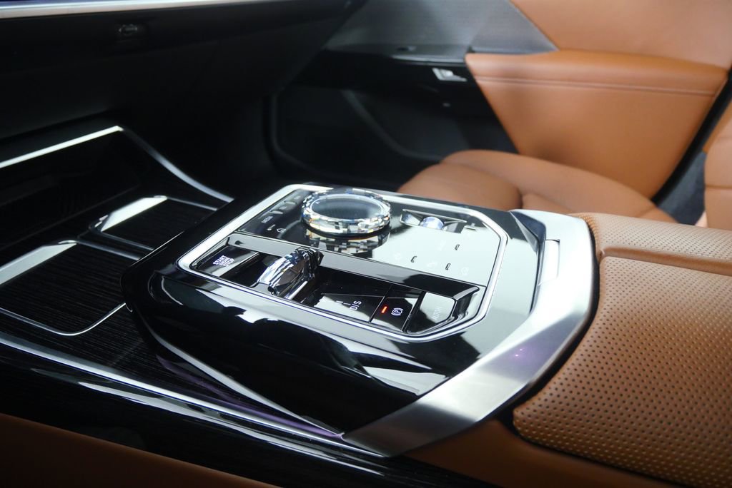Certified 2025 BMW 740i image 28