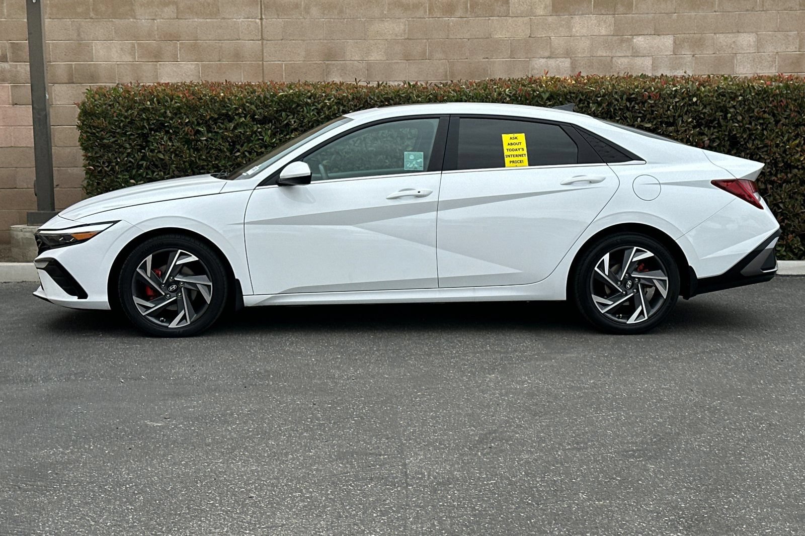 Used 2024 Hyundai Elantra SEL w/ Convenience Package FWD image 7