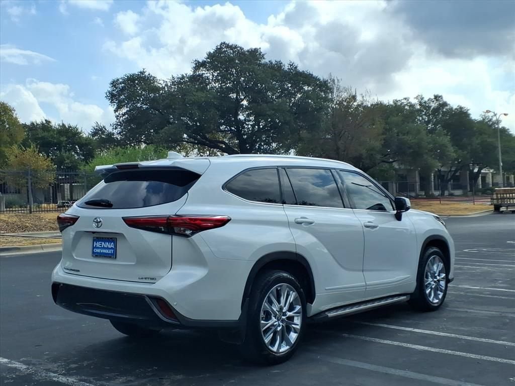 Used 2023 Toyota Highlander Limited FWD image 5