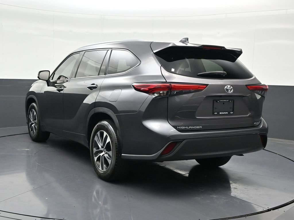Used 2022 Toyota Highlander XLE FWD image 3