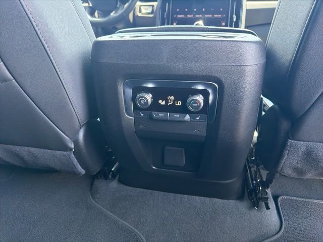Used 2025 GMC Yukon AT4 w/ AT4 Premium Package AWD/4WD image 9