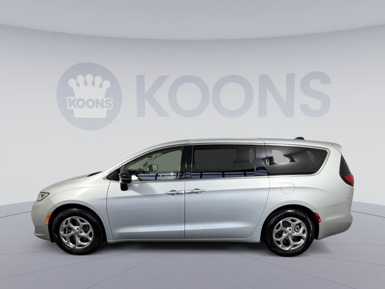 Used 2024 Chrysler Pacifica Limited image 2