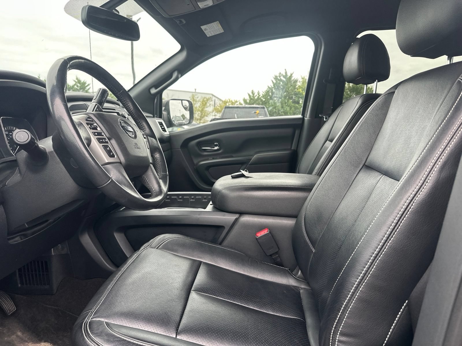 Used 2019 Nissan Titan SV w/ SV Convenience Package RWD image 8