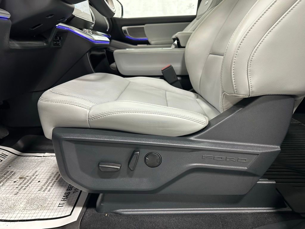 Used 2025 Ford Expedition Platinum image 12