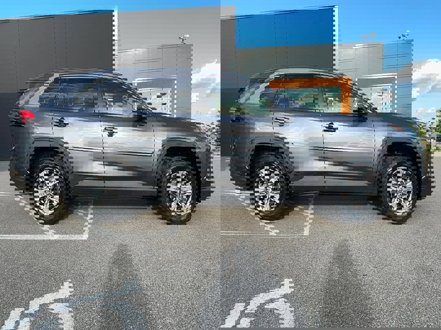 Used 2022 Toyota RAV4 XLE image 10