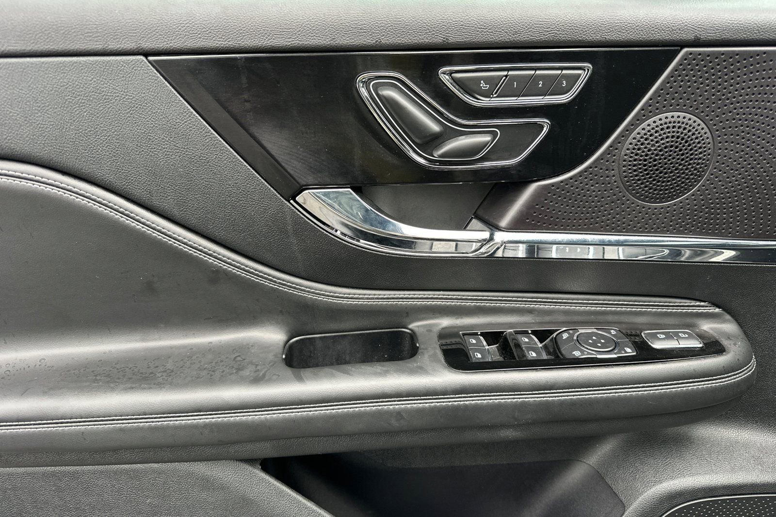 Used 2025 Lincoln Corsair FWD w/ Rear Removable Package Tray image 10