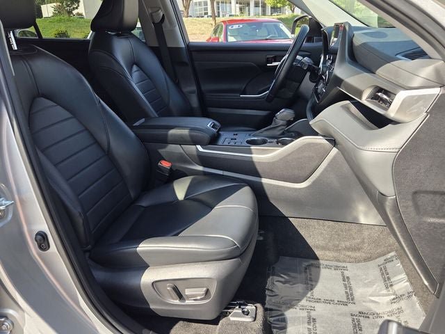 Used 2023 Toyota Highlander XLE FWD image 17