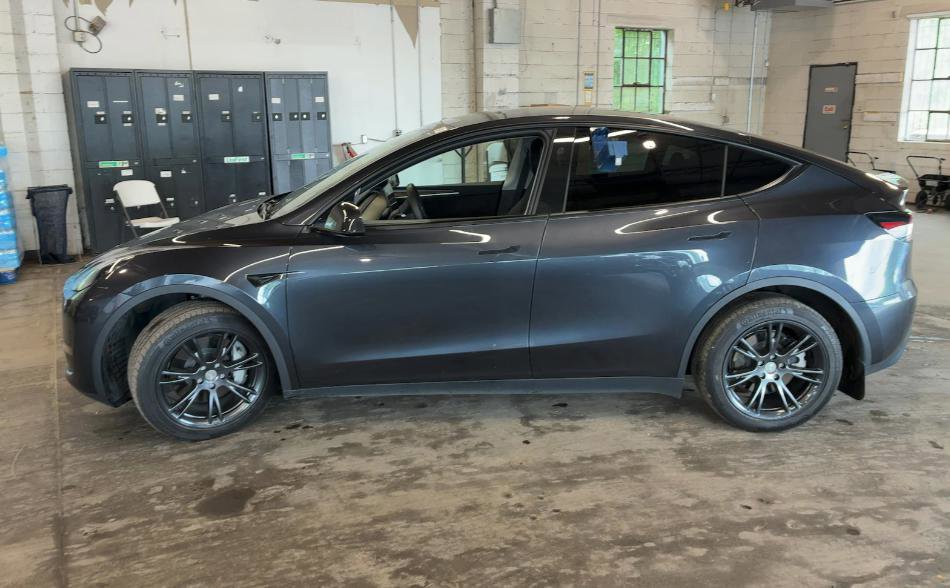 Used 2024 Tesla Model Y Long Range AWD/4WD image 3