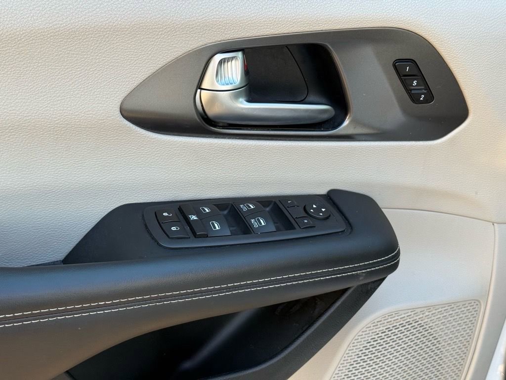 Used 2024 Chrysler Pacifica Touring-L image 18