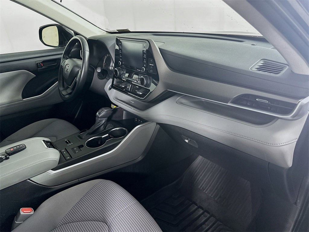 Used 2022 Toyota Highlander LE image 30