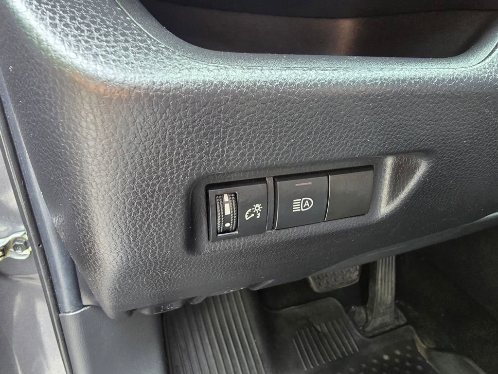 Used 2021 Toyota RAV4 LE AWD/4WD image 19