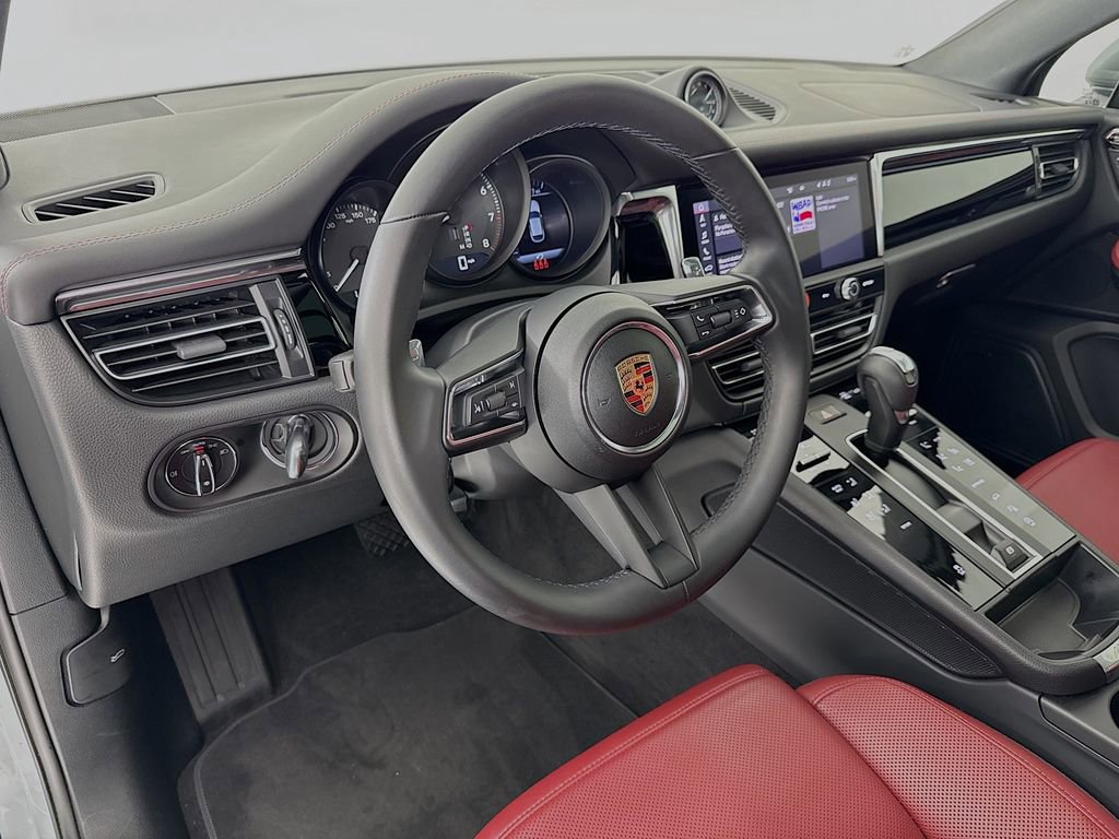 Certified 2025 Porsche Macan image 4