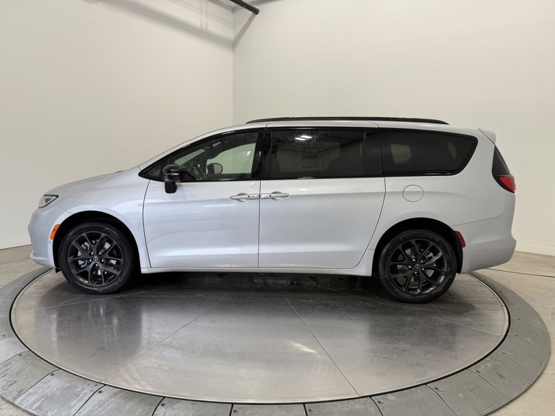 New 2026 Chrysler Pacifica Limited image 4