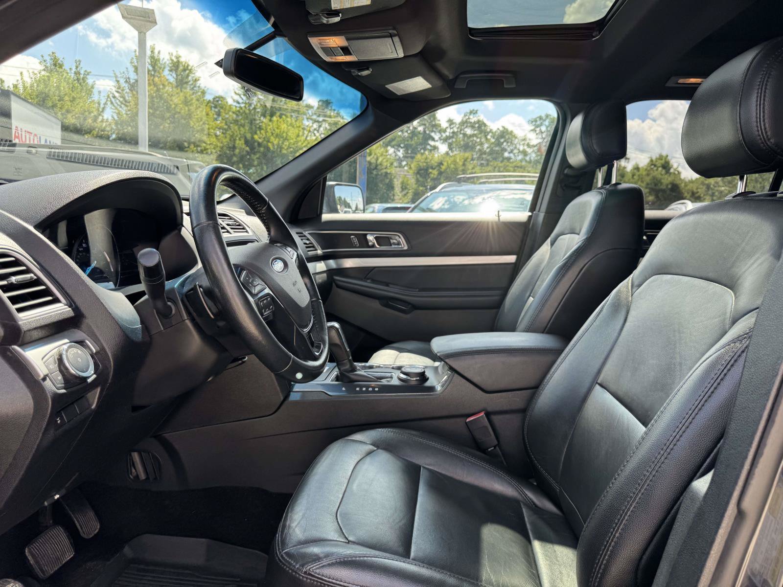 Used 2017 Ford Explorer XLT w/ Equipment Group 202A AWD/4WD image 13