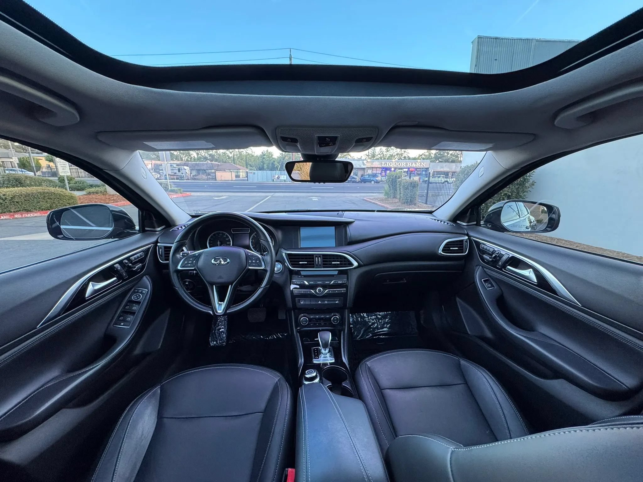 Used 2017 INFINITI QX30 Premium w/ Cargo Package FWD image 18