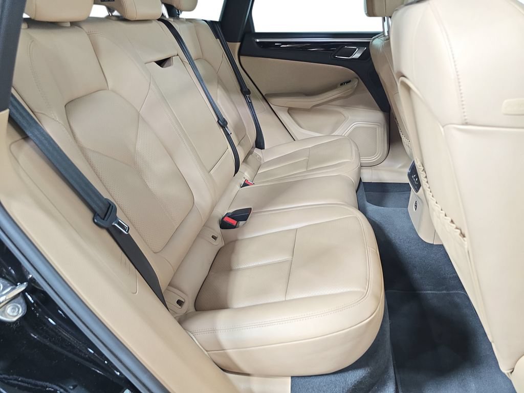 Certified 2023 Porsche Macan AWD/4WD image 26