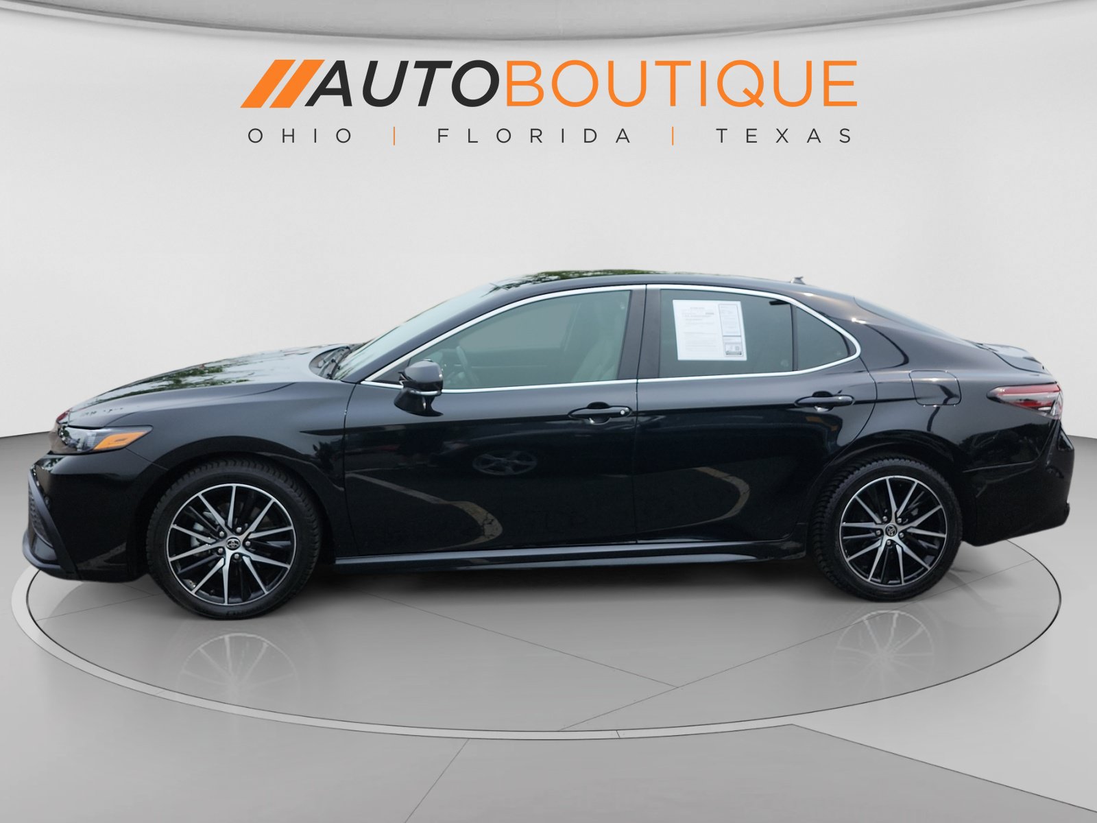 Used 2022 Toyota Camry SE FWD image 2