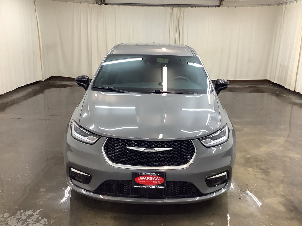 Used 2025 Chrysler Pacifica Select image 3