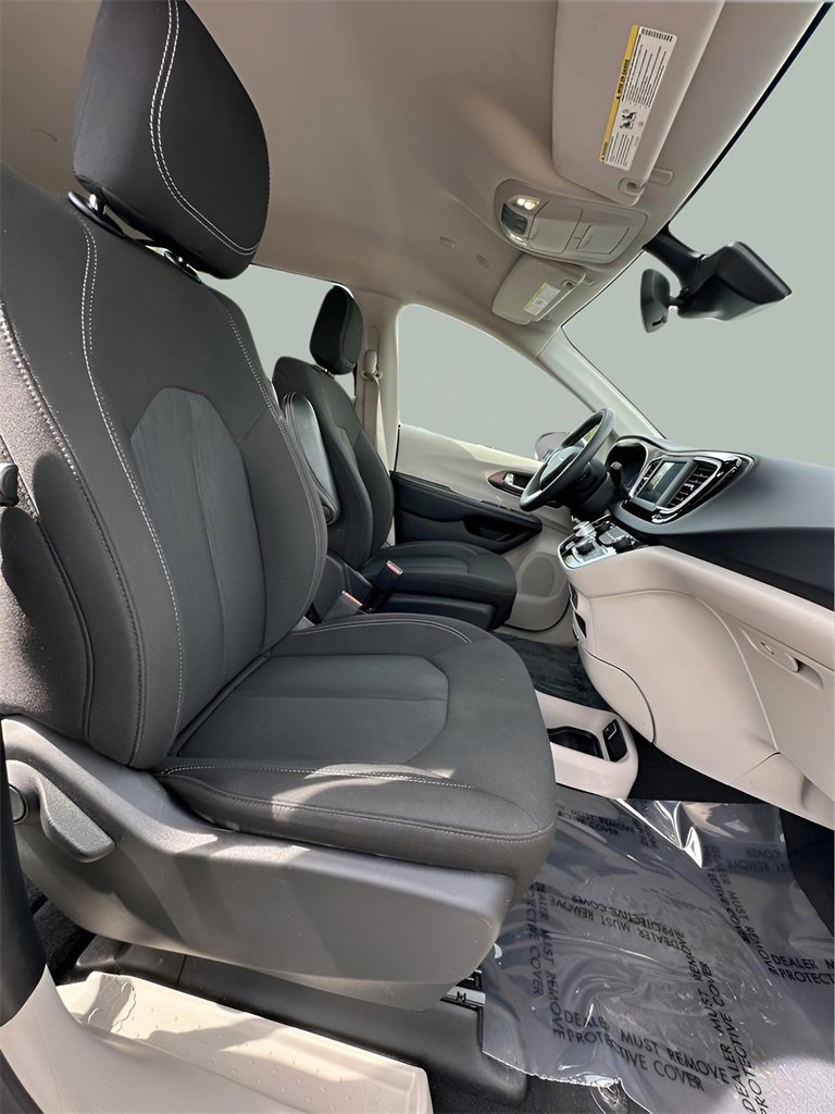 Used 2023 Chrysler Voyager LX image 19