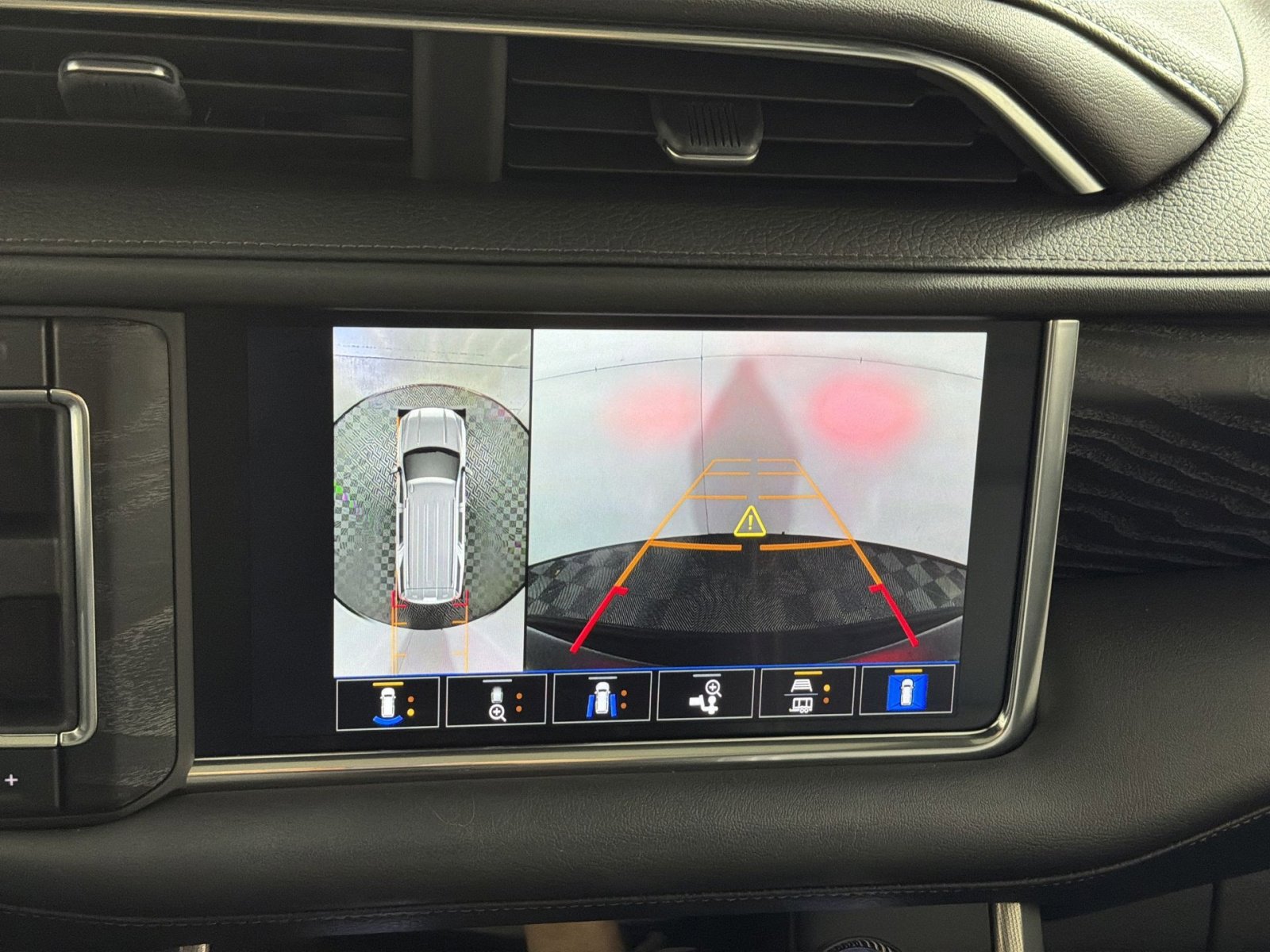 Used 2022 GMC Yukon Denali w/ Denali Premium Package image 19