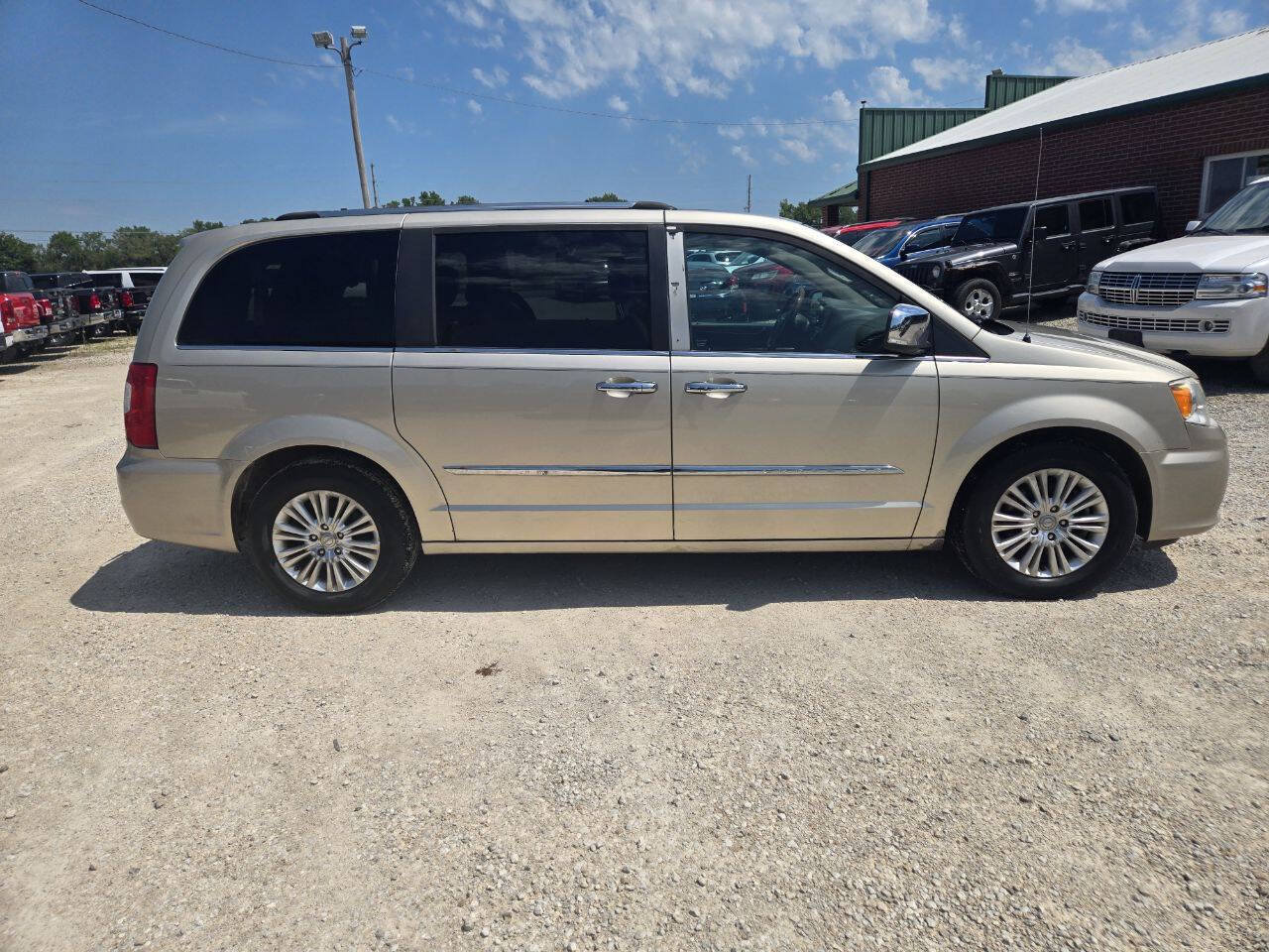 Used 2015 Chrysler Town & Country Limited Platinum FWD image 2