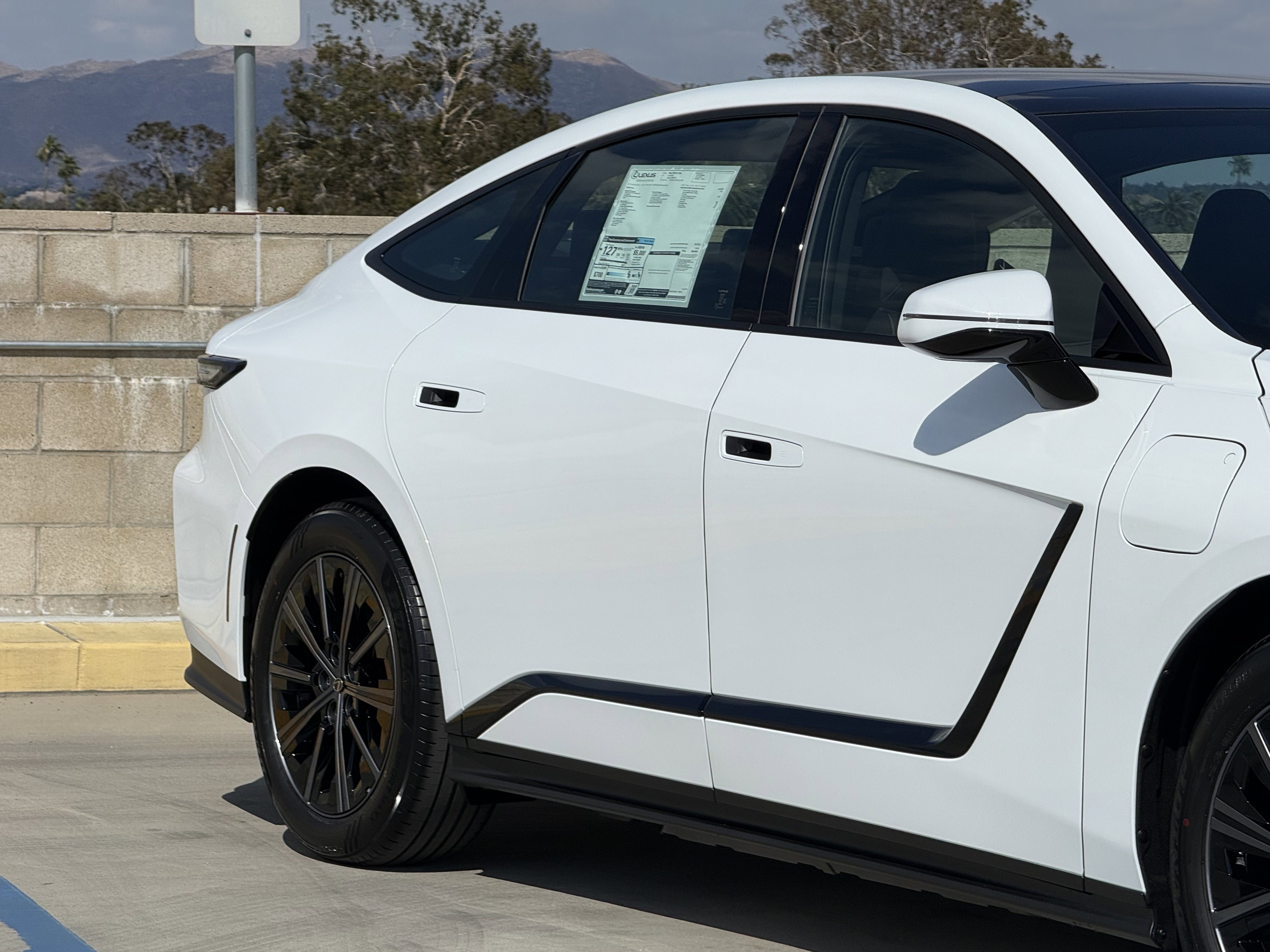 New 2026 Lexus ES 350e FWD image 5