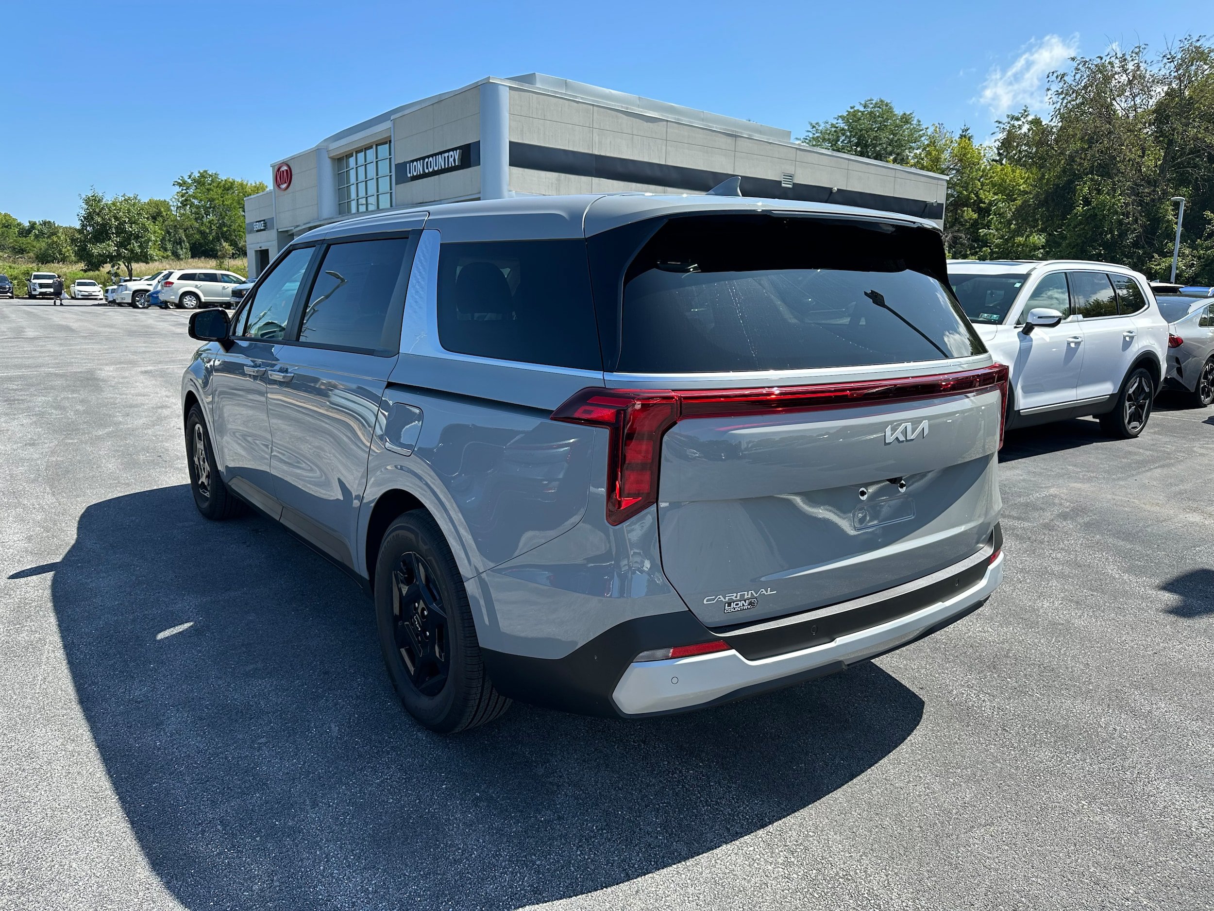 New 2027 Kia Carnival FWD image 7