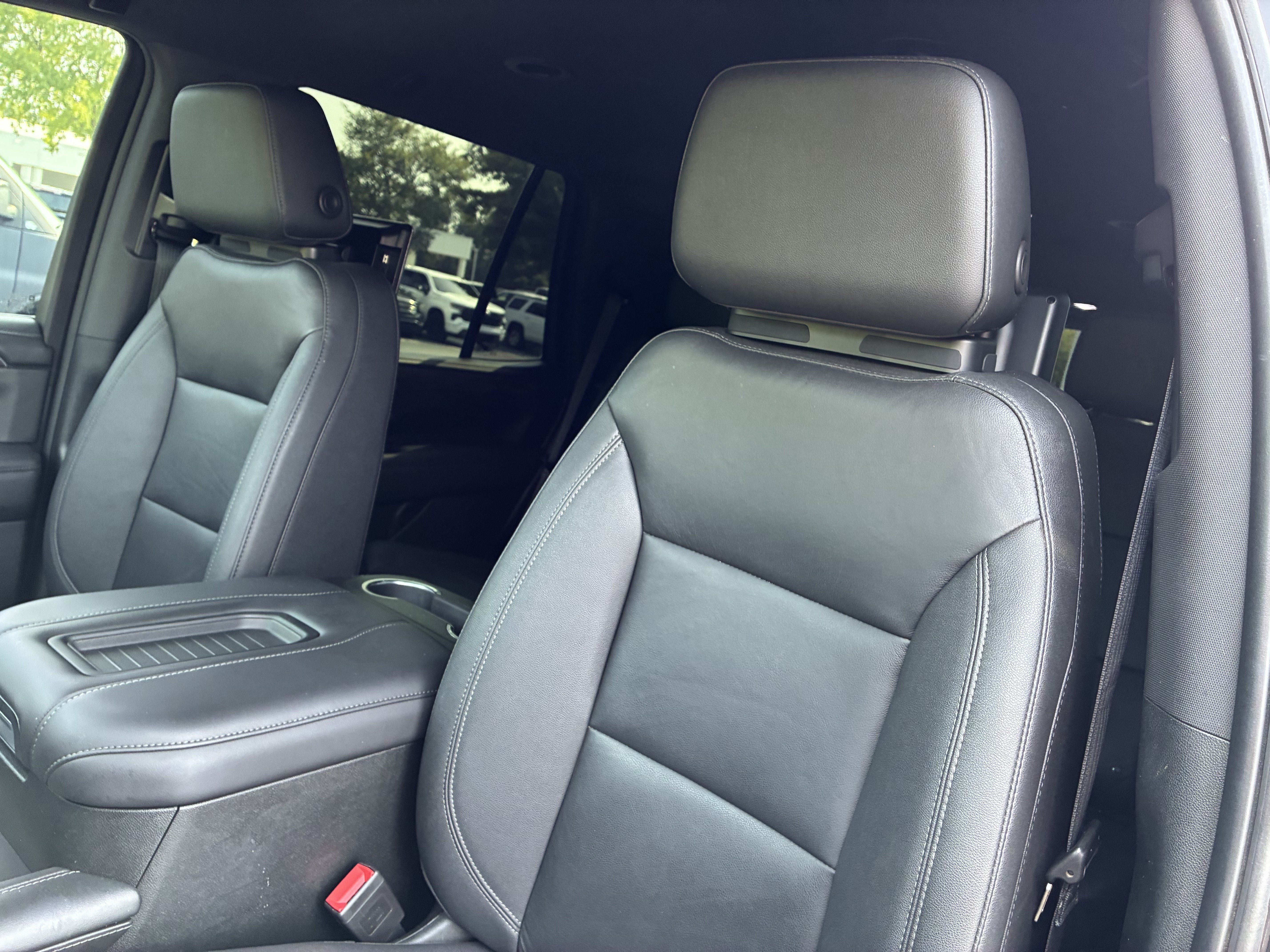 Used 2022 Chevrolet Tahoe Z71 w/ Luxury Package AWD/4WD image 25