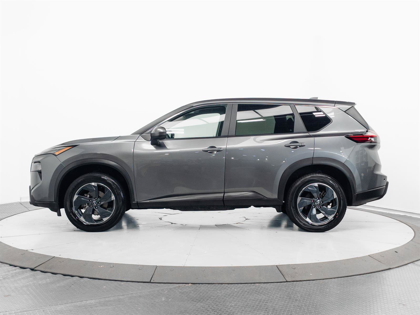 Used 2024 Nissan Rogue SV AWD/4WD image 6