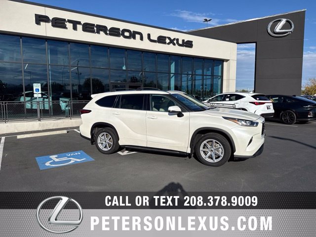 Used 2020 Toyota Highlander XLE AWD/4WD image 2