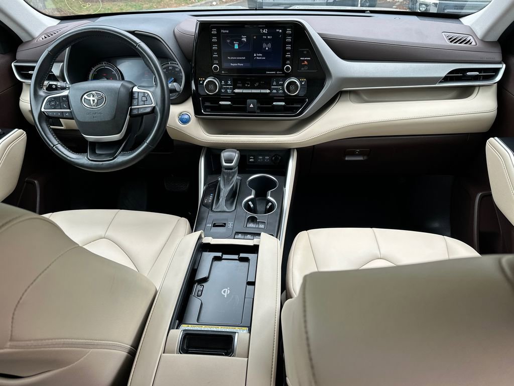 Used 2022 Toyota Highlander XLE AWD/4WD image 17