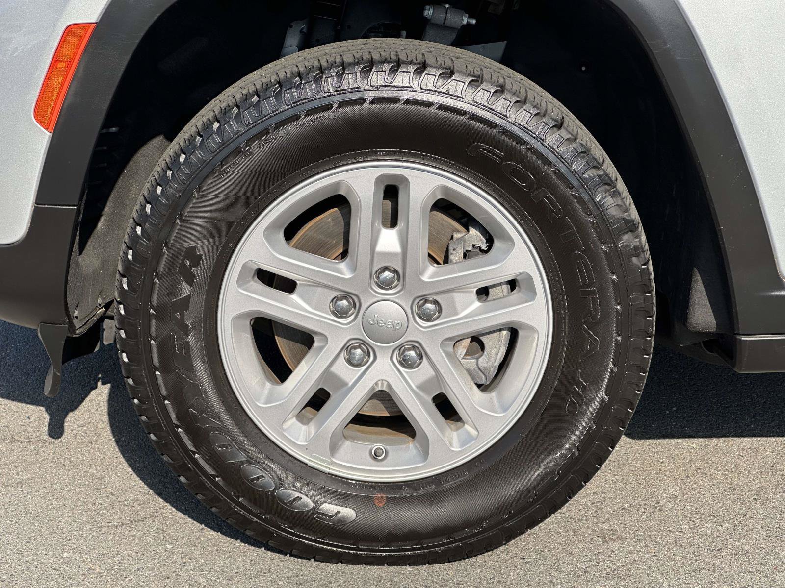 Used 2023 Jeep Grand Cherokee Laredo AWD/4WD image 7