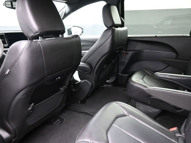 Used 2025 Chrysler Pacifica Select image 17