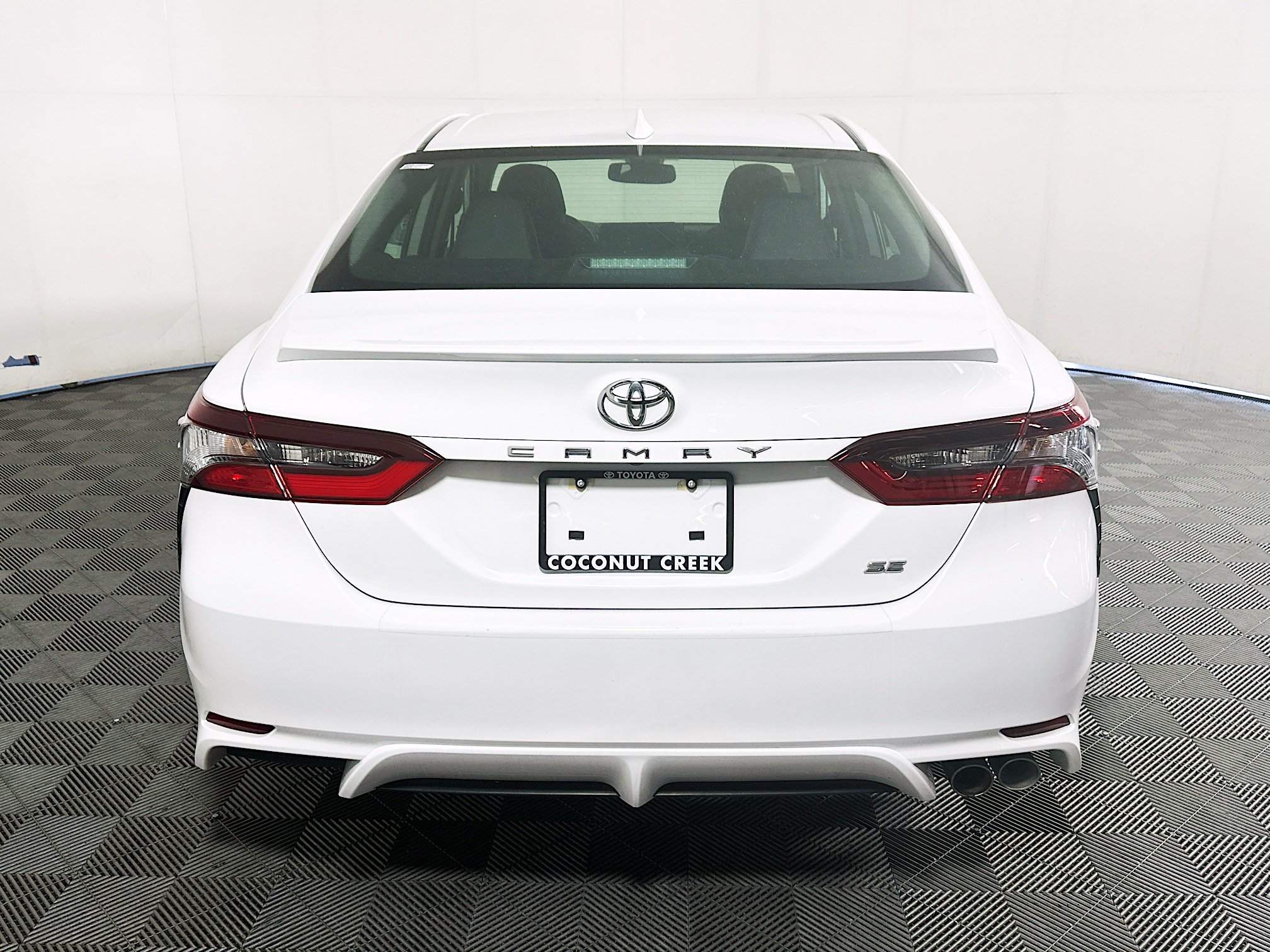 Used 2023 Toyota Camry SE w/ Convenience Package FWD image 4