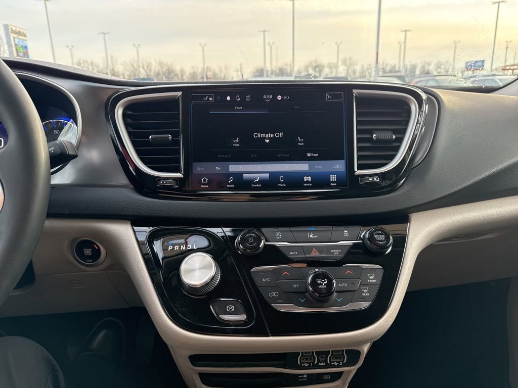 Used 2022 Chrysler Pacifica Touring-L image 13