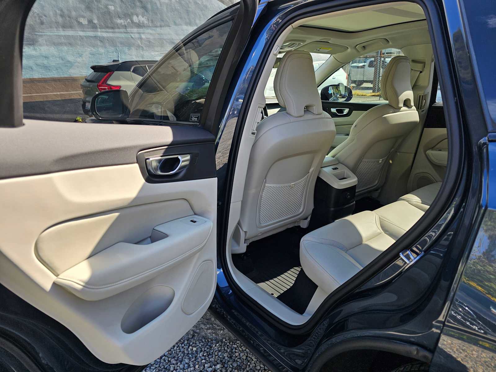 New 2026 Volvo XC60 T8 Ultra w/ Protection Package Premier image 18