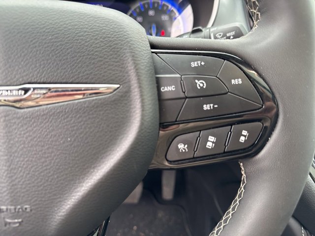 Used 2025 Chrysler Pacifica Limited image 32