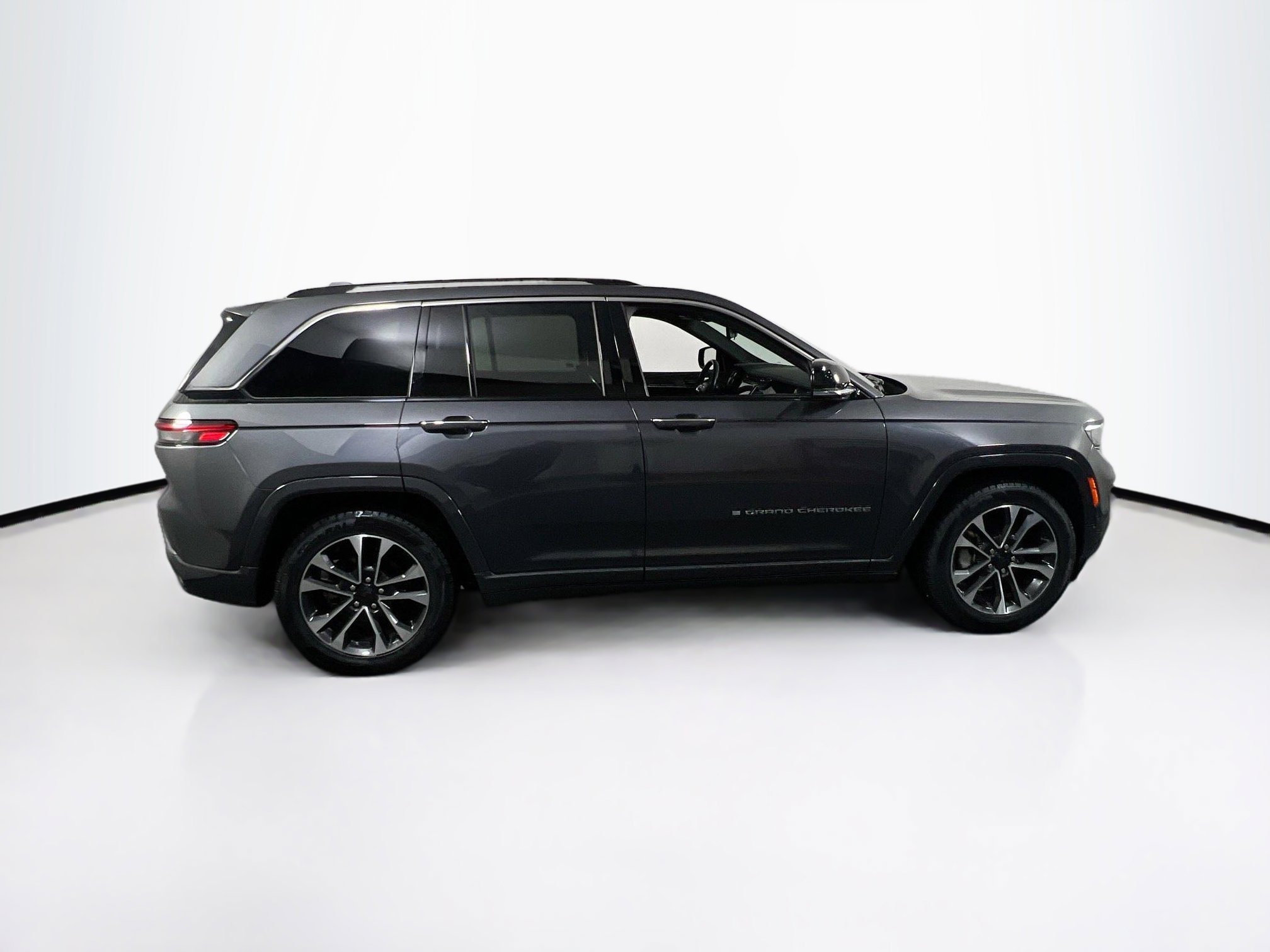 Used 2022 Jeep Grand Cherokee Overland w/ Adv Protech Group III image 4