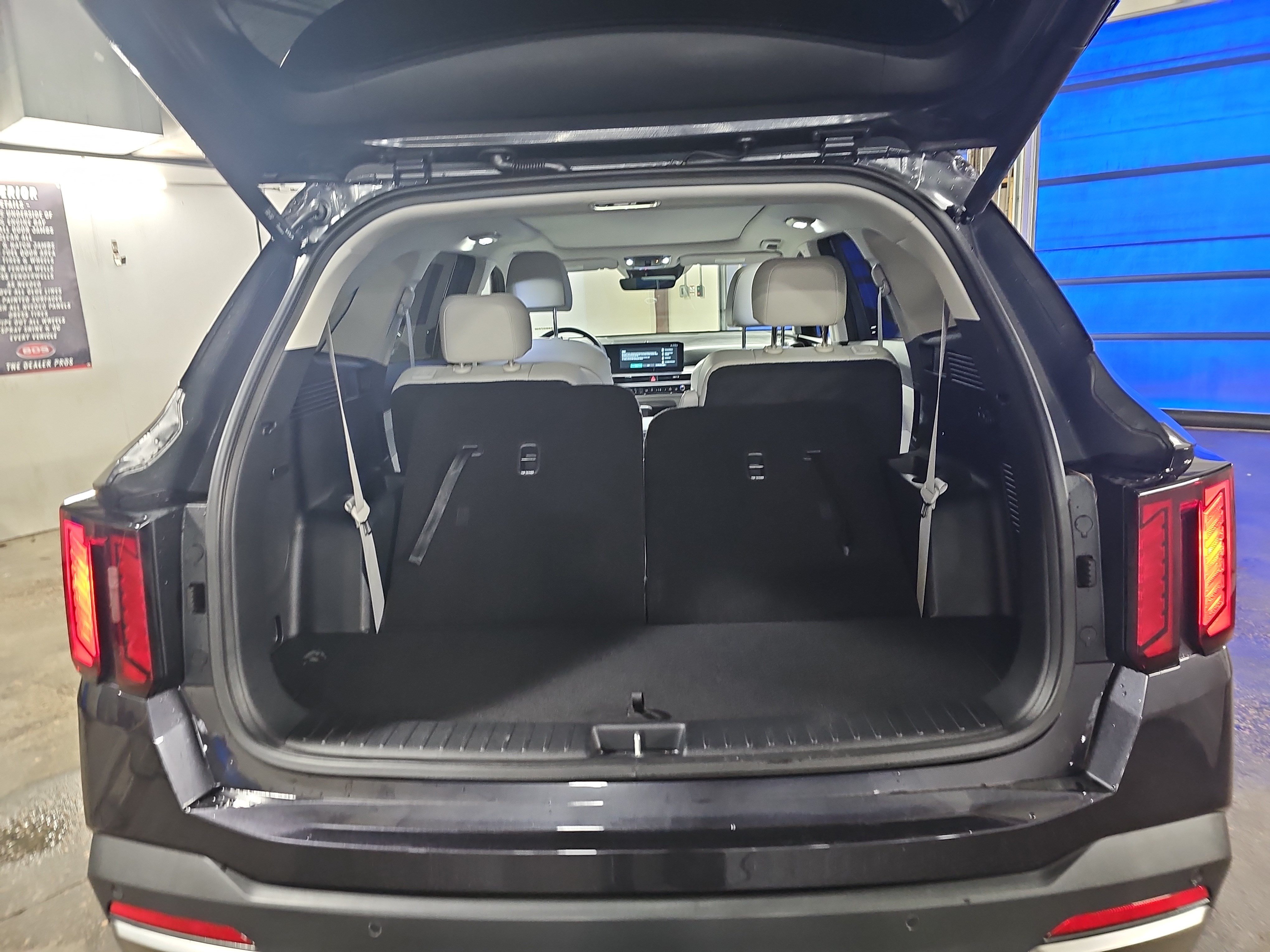 Used 2025 Kia Sorento EX w/ Panoramic Sunroof Package FWD image 13