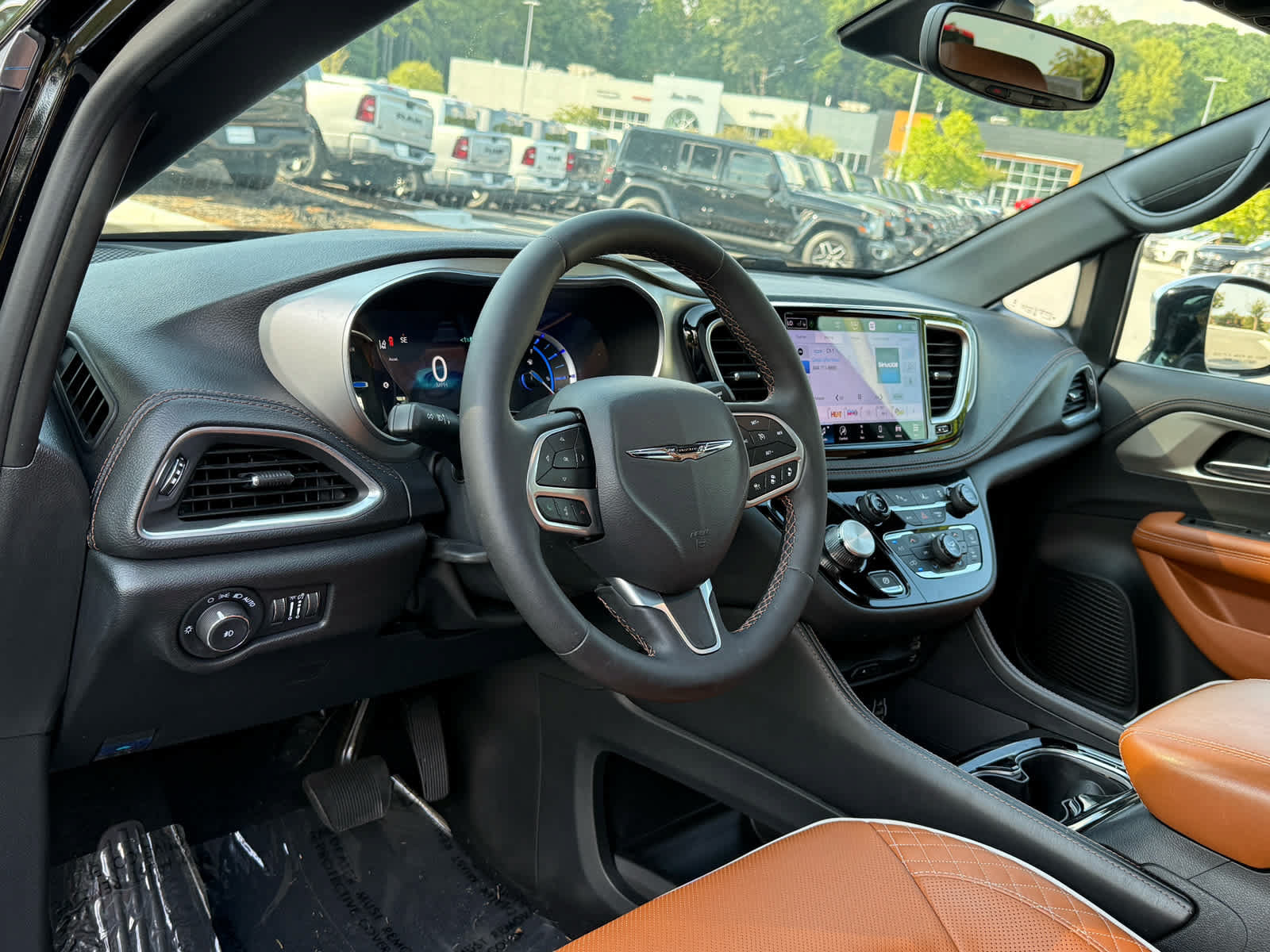 Used 2025 Chrysler Pacifica Pinnacle FWD image 15